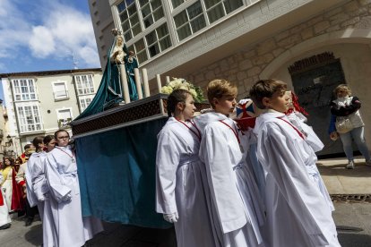 Llevan semanas ensayando en la parroquia de San Gil la procesión. Aunque la talla está preparada para que no pese demasiado y lo puedan portar los niños está el problema de las diferencias de estatura. FOTOS: © ECB / SANTI OTERO