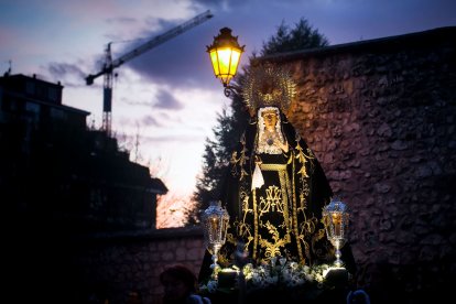 La procesión de la Virgen de los Dolores y Rosario Penitencial salió de la parroquia de San Pedro de la Fuente. FOTOS: © ECB / TOMÁS ALONSO