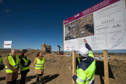 Obras del ramal ferroviario entre el puerto seco de Villafría y la fábrica de Kronospan. TOMÁS ALONSO