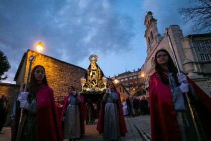 La procesión de la Virgen de los Dolores y Rosario Penitencial salió de la parroquia de San Pedro de la Fuente. FOTOS: © ECB / TOMÁS ALONSO