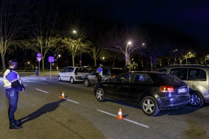 Un momento del dispositivo en la calle Vitoria de Burgos. SANTI OTERO