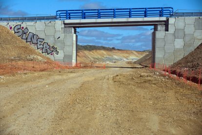 Obras del ramal ferroviario entre el puerto seco de Villafría y la fábrica de Kronospan. TOMÁS ALONSO