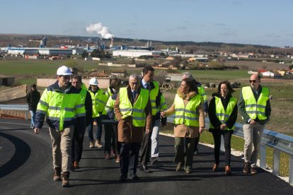Obras del ramal ferroviario entre el puerto seco de Villafría y la fábrica de Kronospan. TOMÁS ALONSO