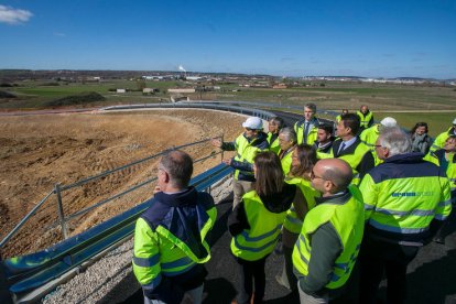 Obras del ramal ferroviario entre el puerto seco de Villafría y la fábrica de Kronospan. TOMÁS ALONSO