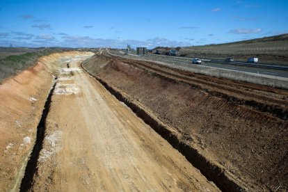 Obras del ramal ferroviario entre el puerto seco de Villafría y la fábrica de Kronospan. TOMÁS ALONSO