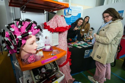 La oferta del centro María Madre de peluquería llamaba la atención. TOMÁS ALONSO
