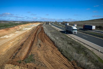 Obras del ramal ferroviario entre el puerto seco de Villafría y la fábrica de Kronospan. TOMÁS ALONSO