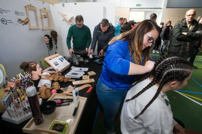 Alumnas del Diego Marín Aguilera muestran su pericia. De fondo las instalaciones de madera y mantenimiento mecánico. TOMÁS ALONSO