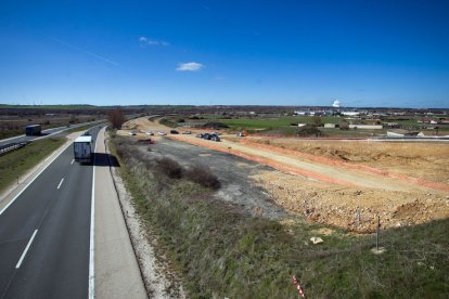 Obras del ramal ferroviario entre el puerto seco de Villafría y la fábrica de Kronospan. TOMÁS ALONSO