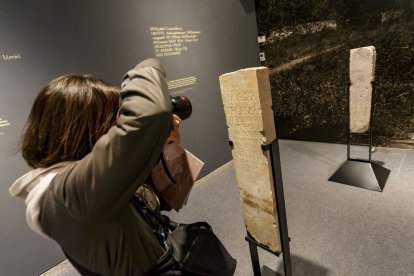 Las seis estelas romanas del Siglo I y II salen por primera vez del Museo de Córdoba. SANTI OTERO