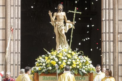 Instante de la procesión de Anuncio Pascual. SANTI OTERO