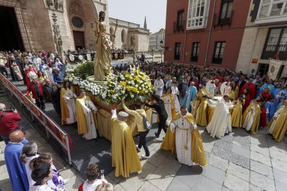 Instante de la procesión de Anuncio Pascual. SANTI OTERO
