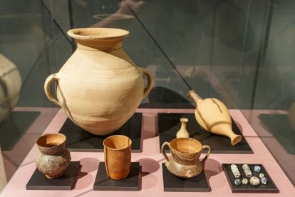 La muestra ahonda en la figura de los gladiadores, su ajuar funerario pero también elementos de su día a día. SANTI OTERO