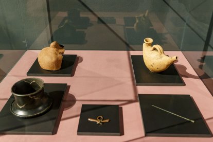La muestra ahonda en la figura de los gladiadores, su ajuar funerario pero también elementos de su día a día. SANTI OTERO