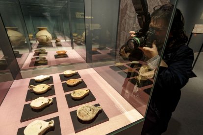 La muestra ahonda en la figura de los gladiadores, su ajuar funerario pero también elementos de su día a día. SANTI OTERO