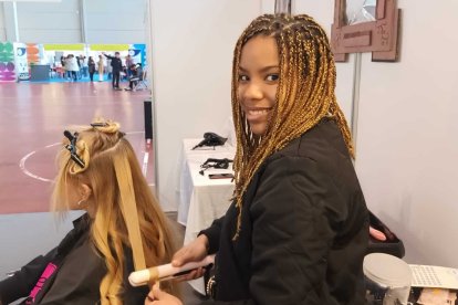 Imagen de una alumna del Grado Medio en Peluquería y Cosmética capilar