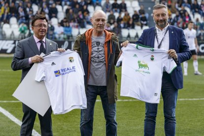 Acudieron un total de 11.153 espectadores a El Plantío, donde se rindió un homenaje previo a Fede Castaños por su pasado como jugador en el Burgos CF y el Racing de Santander. FOTOS: © ECB / SANTI OTERO