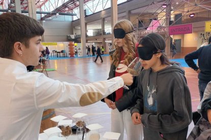 Descubriendo los olores del vino en el stand de Vitivinicultura