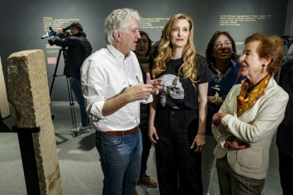 De izquierda a derecha: Juan Luis Arsuaga, director científico del MEH, Mar Sancho, viceconsejera de Cultura de la Junta, Raquel Contreras, diputada Cultura, y Aurora Martín, directora gerente del MEH. SANTI OTERO