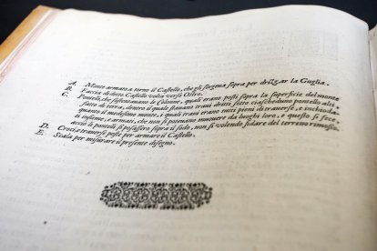 La Biblioteca Histórica del Mendoza tiene 1.500 libros y entre los más antiguos figuran inscripciones de las normas de funcionamiento y decoro del centro de siglo XVI. TOMÁS ALONSO