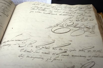 La Biblioteca Histórica del Mendoza tiene 1.500 libros y entre los más antiguos figuran inscripciones de las normas de funcionamiento y decoro del centro de siglo XVI. TOMÁS ALONSO