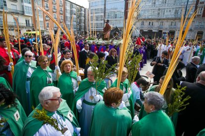 Palmas alargadas, ornamentales, cargadas de gominolas o rosquillas y ramas de laurel o de olivo entre los elementos que recibieron la bendición en la plaza del rey San Fernando. TOMAS ALONSO