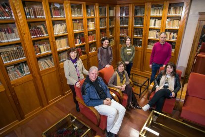 Equipo de Patrimonio del Instituto Cardenal López de Mendoza: Sentados Jesús Rodríguez, María Luz García Parra, Ana Mayoral Canalejas; Detrás, Marisa Amor Tapia, Tere Lastra Palacios, Guiomar González Hernández y Daniel Dom
ínguez. TOMÁS ALONSO