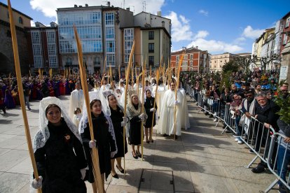 Palmas alargadas, ornamentales, cargadas de gominolas o rosquillas y ramas de laurel o de olivo entre los elementos que recibieron la bendición en la plaza del rey San Fernando. TOMAS ALONSO