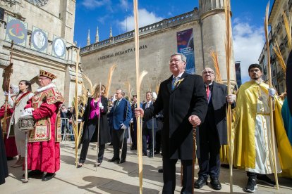 En primer término el presidente de la diptuación, César Rico. Al fondo la fachada ya sin la lona publicitaria. TOMÁS ALONSO