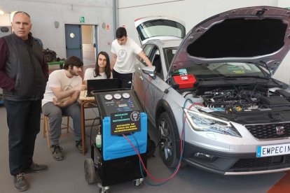 Alumnos de Grado Medio de Electromecánica de vehículos con el profesor