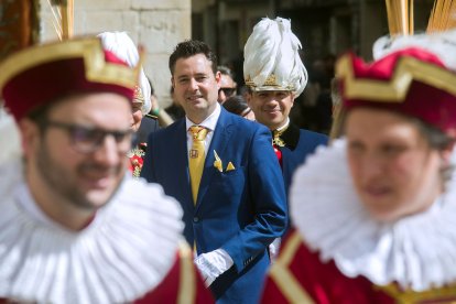 El alcalde de Burgos, Daniel de la Rosa, durante la bendición de ramos en la Plaza del Rey San Fernando. TOMÁS ALONSO