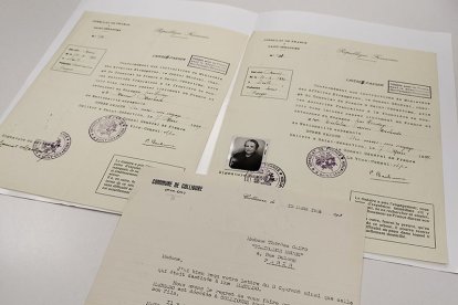 Salvoconductos de Manuel Machado y Eulalia Cáceres para ir a Colliure. Falta la foto de Manuel.
