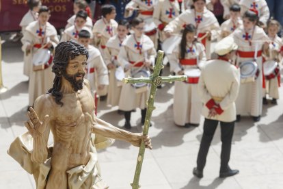 Instante de la procesión de Anuncio Pascual. SANTI OTERO
