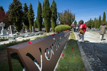 Inauguración del memorial por las víctimas del franquismo en el cementerio de Burgos. TOMÁS ALONSO
