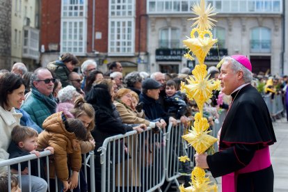 El arzobispo de Burgos, Mario Iceta, saluda a algunos de los asistentes en la Plaza de Santa María. TOMÁS ALONSO