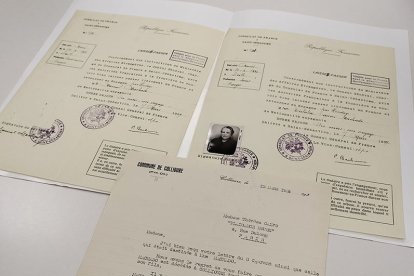 Salvoconductos de Manuel Machado y Eulalia Cáceres para viajar hasta a Colliure. Falta la foto de Manuel. DARÍO GONZALO