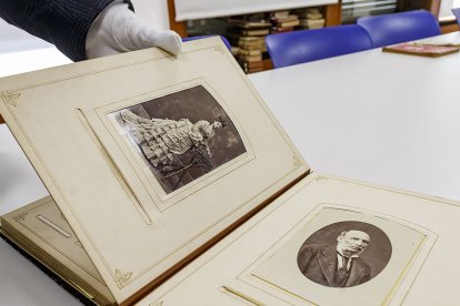 Álbum de fotografías de la familia Machado que conserva la Institución Fernán González. SANTI OTERO