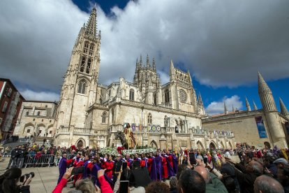 Imagen de Jesús en la Borriquilla con la Catedral de Burgos de fondo. TOMAS ALONSO