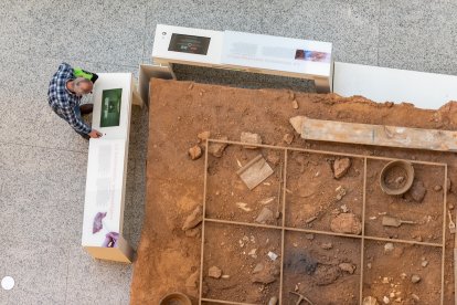 Elemento del museo donde se recrea la cuadrícula de excavación en el Yacimiento.