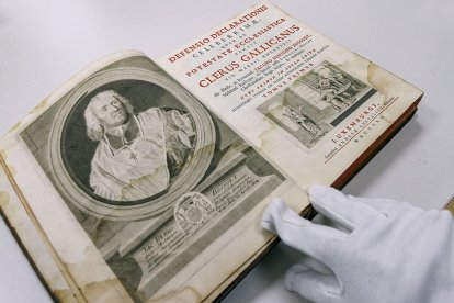 Un ejemplo de los fondos bibliográficos de la Real Academia Burgense, un libro del siglo XVIII. SANTI OTERO