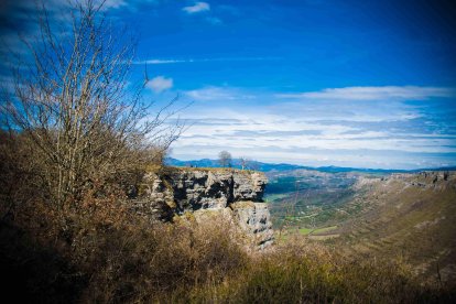 Salto del Nervión y Monte Santiago. Es un lugar de gran belleza natural, rodeado de montañas y bosques que hacen de este paraje un espacio único en el que la naturaleza se muestra en todo su esplendor. FOTOS: © Daniel López García