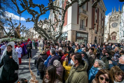 La procesión que acompañaba de vuelta a Jesús en la Borriquilla a la Iglesia de San Lorenzo aglomeró a curiosos y devotos a lo largo de todo el trayecto. TOMÁS ALONSO