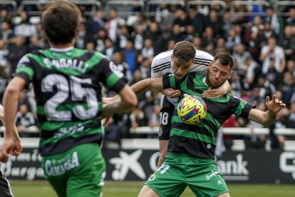 Seis jornadas después, los de Julián Calero recuperaron sus mejores esencias para amarrar tres puntos importantes en El Plantío ante un Racing muy bien acompañado en las gradas y que puso las cosas muy ásperas al once local. FOTOS: © ECB / SANTI OTERO