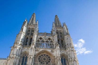 El momento clave de salida de la imagen y toda su comitiva por la puerta de Santa María. TOMAS ALONSO