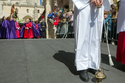 El momento clave de salida de la imagen y toda su comitiva por la puerta de Santa María. TOMAS ALONSO