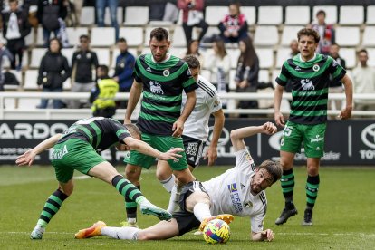 Seis jornadas después, los de Julián Calero recuperaron sus mejores esencias para amarrar tres puntos importantes en El Plantío ante un Racing muy bien acompañado en las gradas y que puso las cosas muy ásperas al once local. FOTOS: © ECB / SANTI OTERO