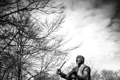 Una estatua de un carbonero junto a la casa del parque del Monumento Natural del Monte Santiago. FOTOS: © Daniel López García