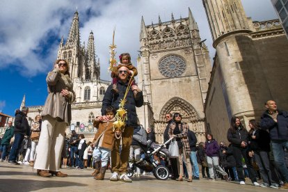 Familias completas y muchos niños entre los asistentes a la procesión de La Borriquilla. TOMÁS ALONSO