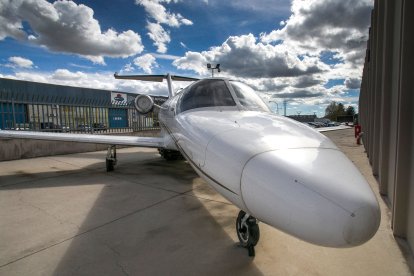 Avioneta a las puertas de la empresa Hierros Foro.