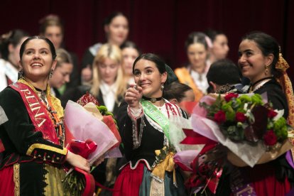 La ceremonia celebrada en el Principal sirvió para entronizar a la nueva corte de los Sampedros,